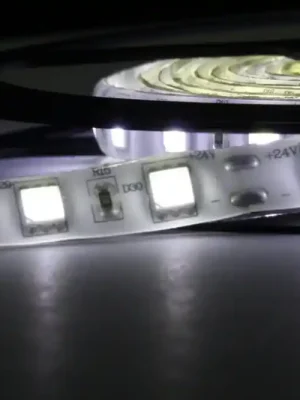 LED páska SMD5050, bílá 8000K, 24V, 1m, IP54, 60 LED/m Časově Omezené